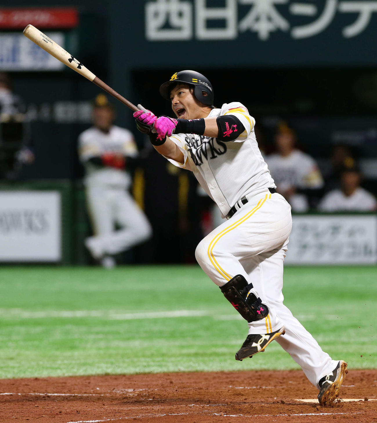 ソフトバンク対巨人　4回裏ソフトバンク1死一、二塁、左越え3点本塁打を放つ松田宣（撮影・河野匠）