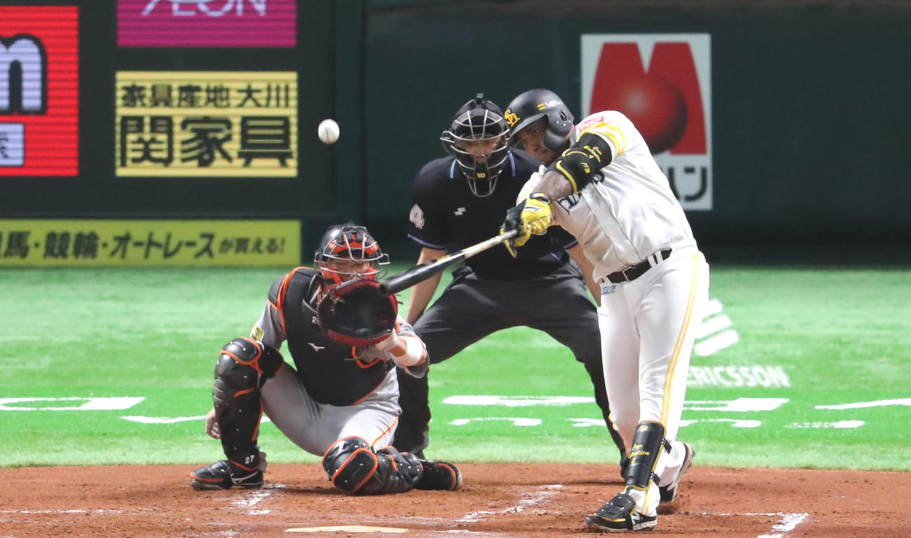 ソフトバンク対巨人　1回裏ソフトバンク無死一、三塁、ウラディミール・バレンティンは中越えに3点本塁打を放つ（撮影・梅根麻紀）