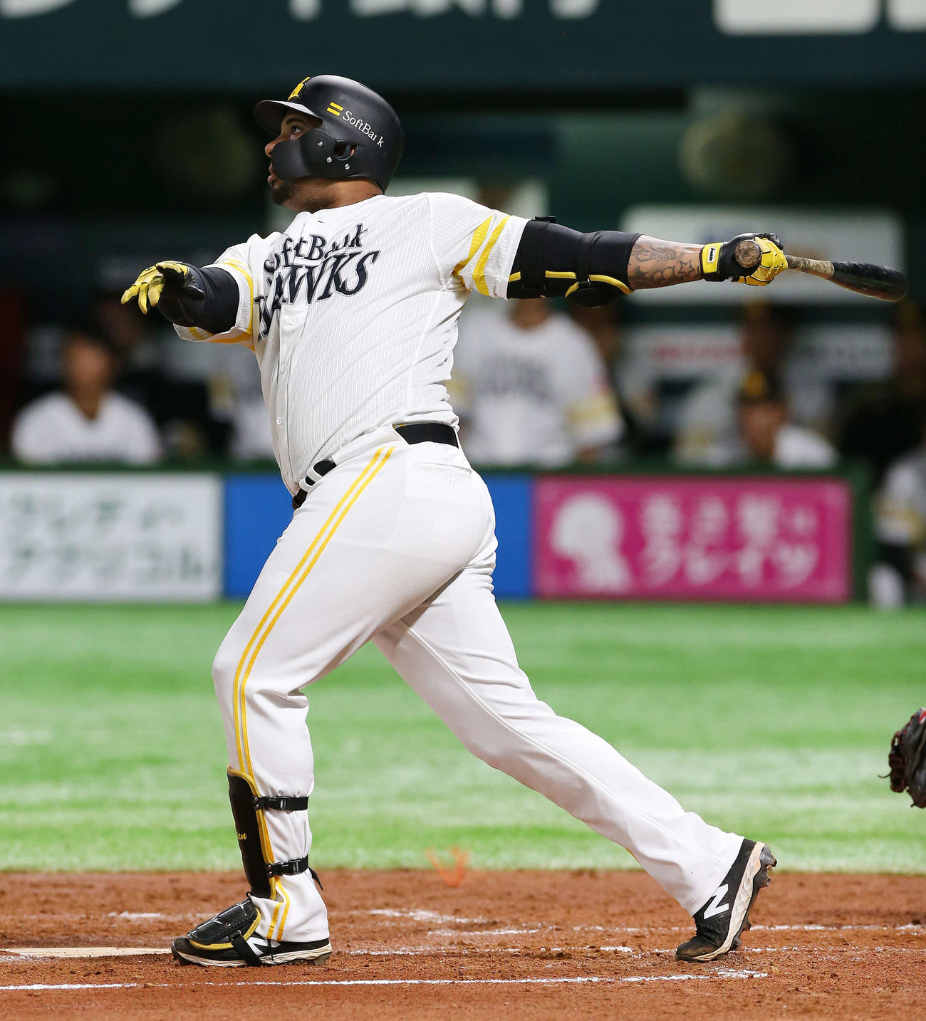 ソフトバンク対巨人　1回裏ソフトバンク無死一、三塁、中越え3点本塁打を放つバレンティン（撮影・河野匠）