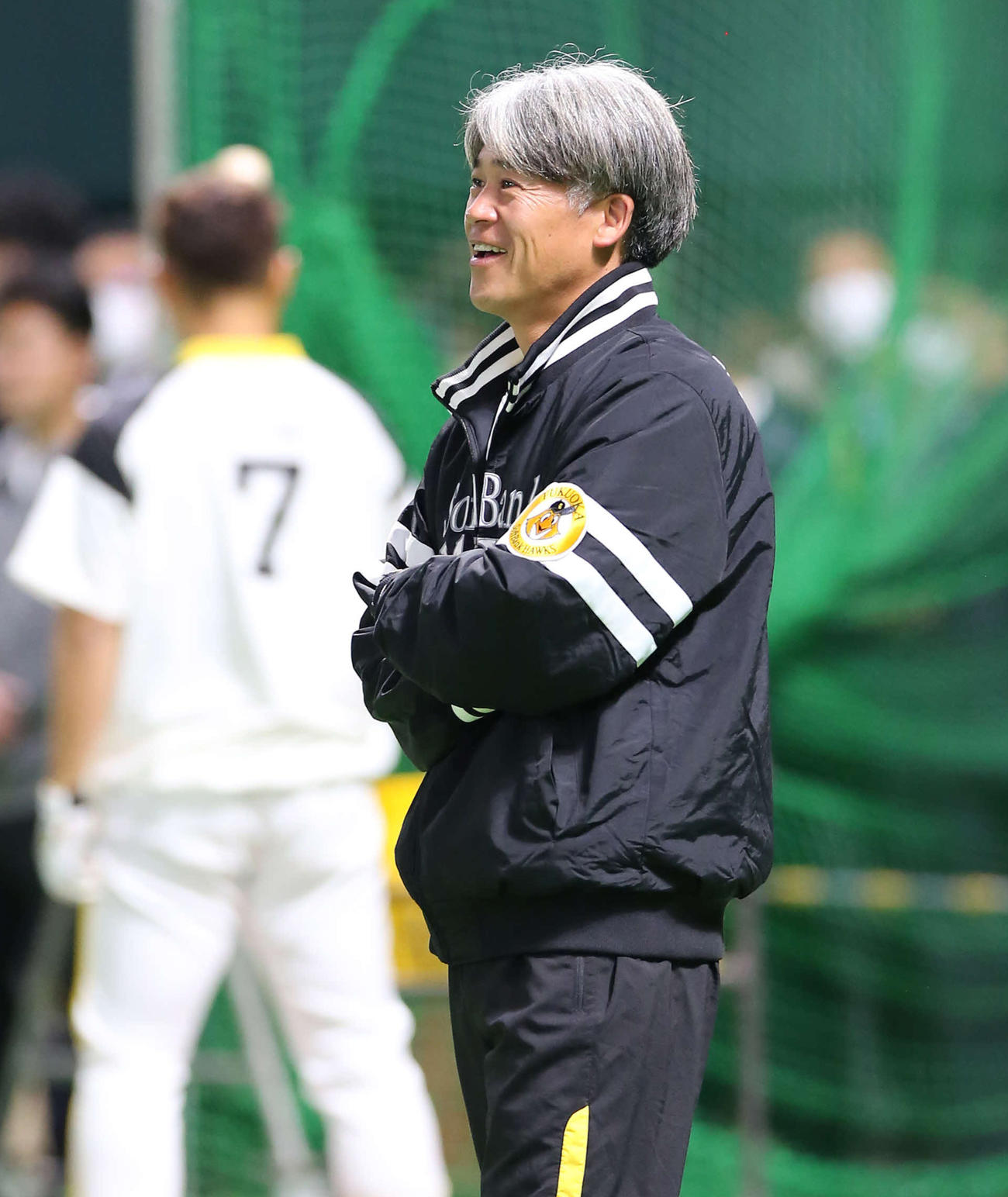 ソフトバンク対巨人　試合前練習を笑顔で見つめるソフトバンク城島球団会長付特別アドバイザー（撮影・河野匠）