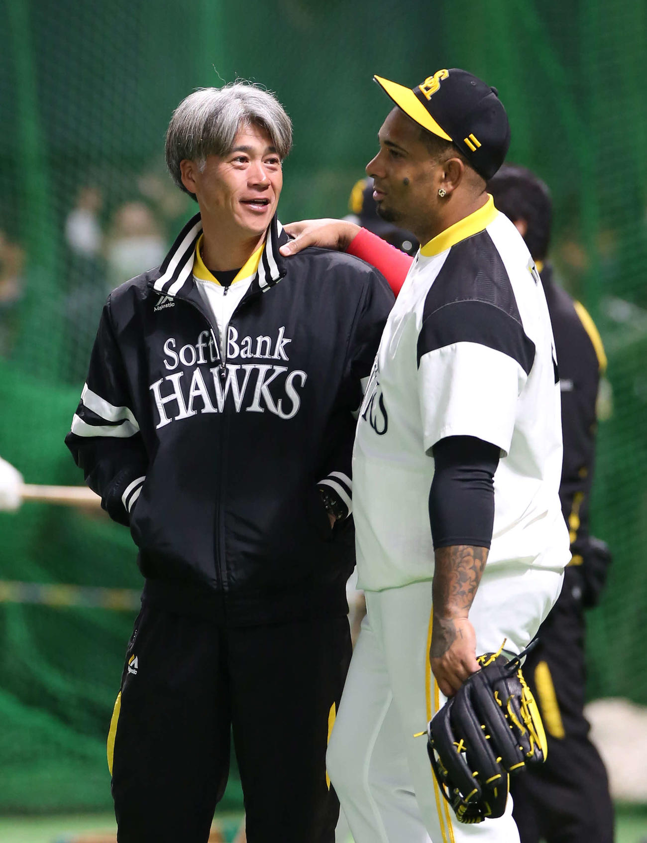 ソフトバンク対巨人　試合前、談笑するソフトバンク城島球団会長付特別アドバイザー（左）とバレンティン（撮影・河野匠）