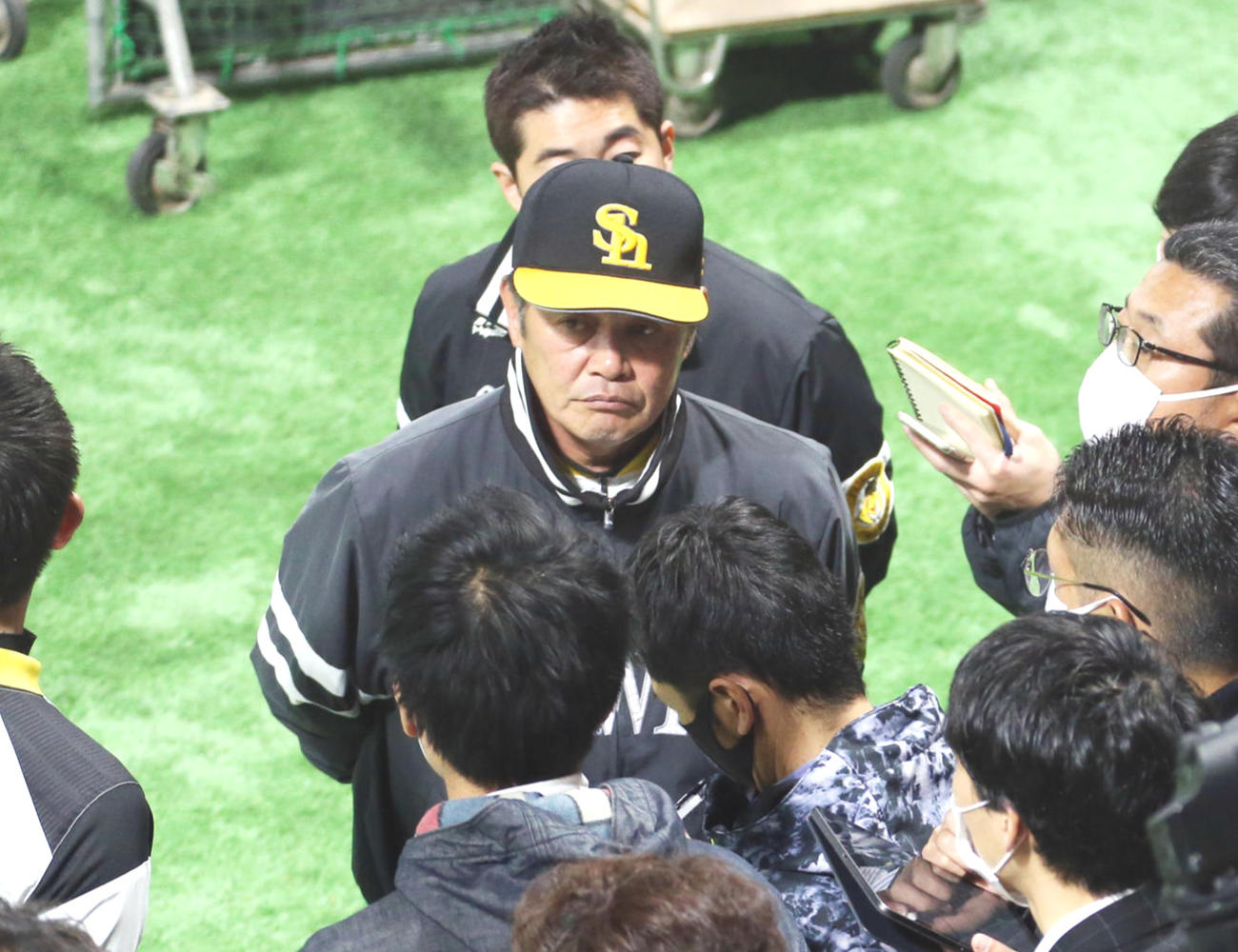 ソフトバンク対巨人　オープン戦　試合前、開幕延期について話すソフトバンク工藤監督（撮影・栗木一考）