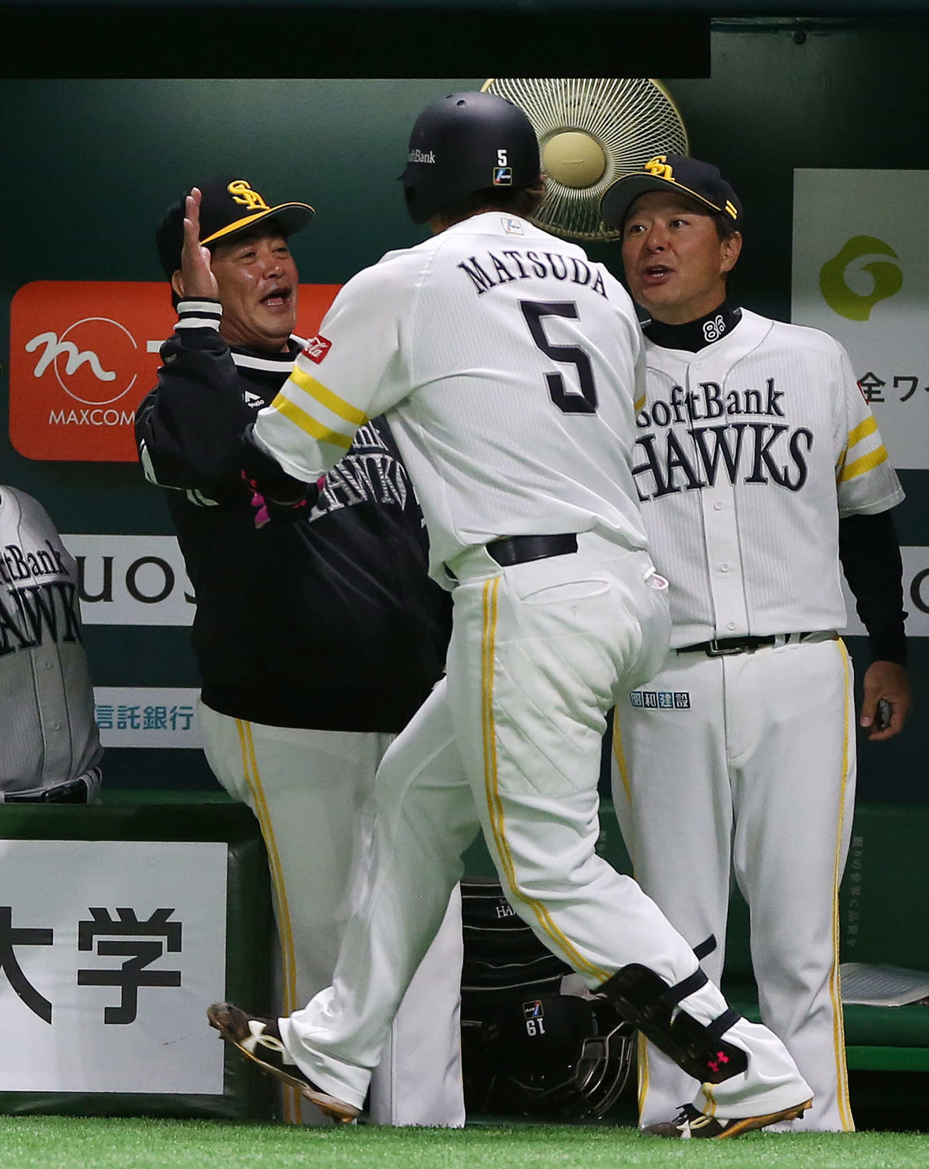 ソフトバンク対巨人　1回裏ソフトバンク無死、左越え本塁打を放った松田宣（手前）を笑顔で迎える工藤監督（撮影・河野匠）