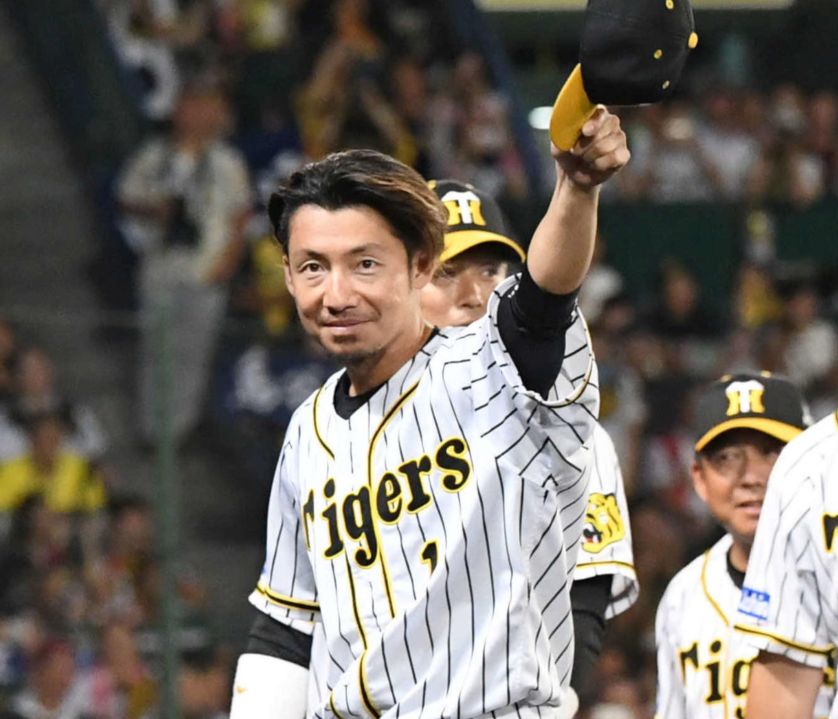 最終戦セレモニーを終え「鳥谷コール」に応えて引き揚げる鳥谷（2019年9月30日）