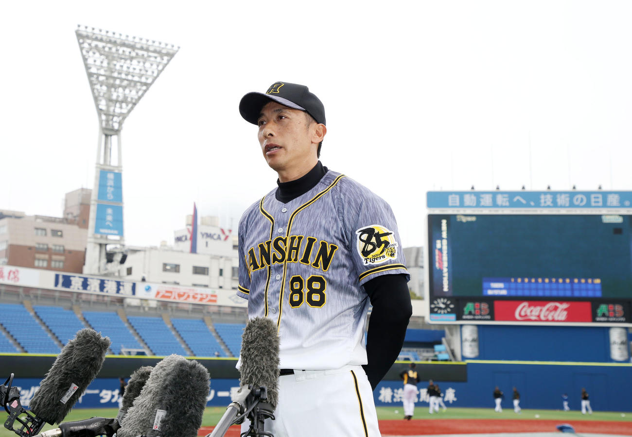 練習前、取材に応じる矢野監督（撮影・加藤哉）