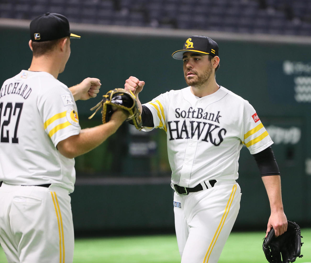 ソフトバンク対巨人　5回無失点と好投したムーア（右）は砂川リチャードとグータッチ（撮影・栗木一考）