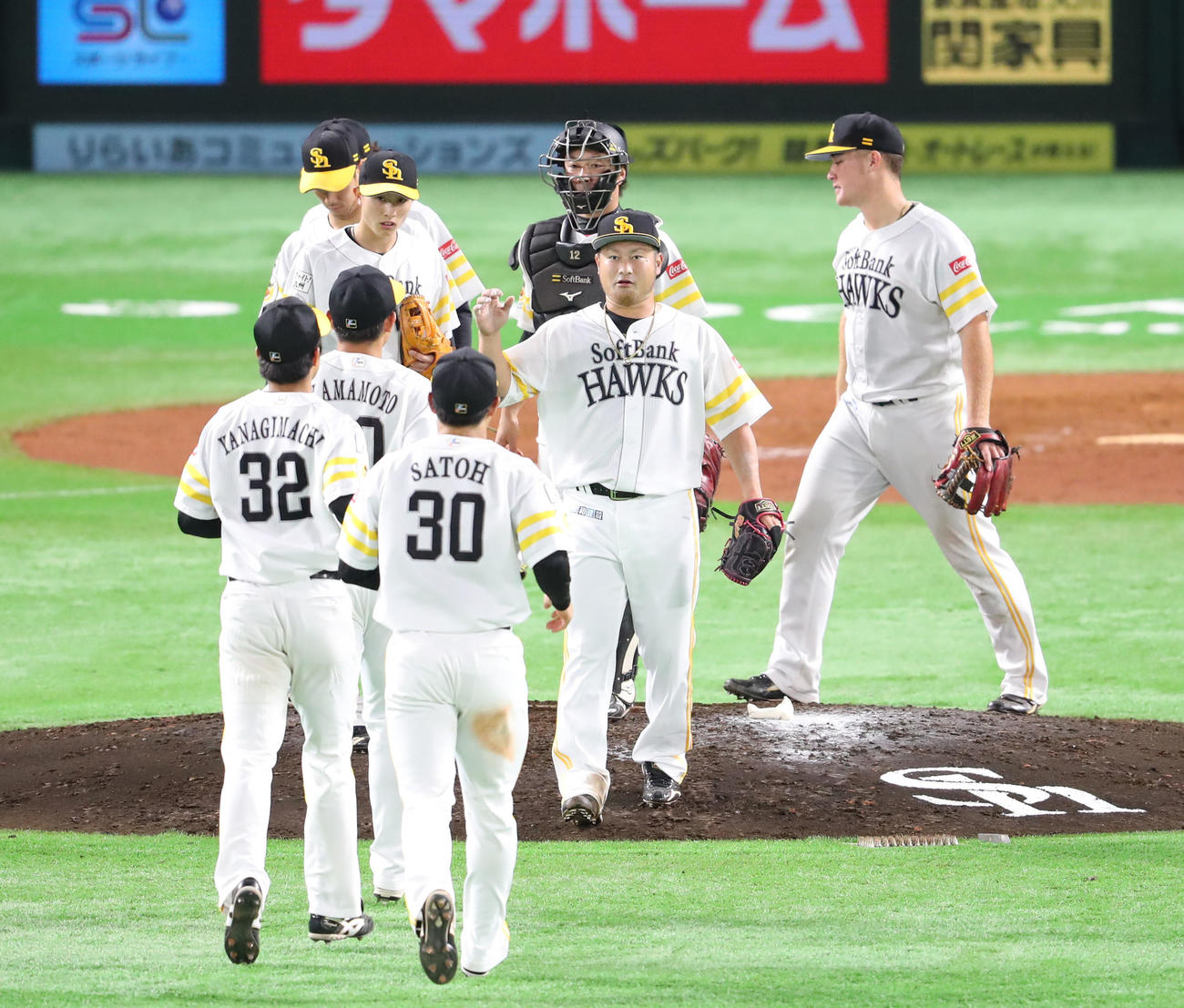 ソフトバンク対巨人　巨人に勝利したソフトバンクナインはハイタッチをかわす（撮影・梅根麻紀）