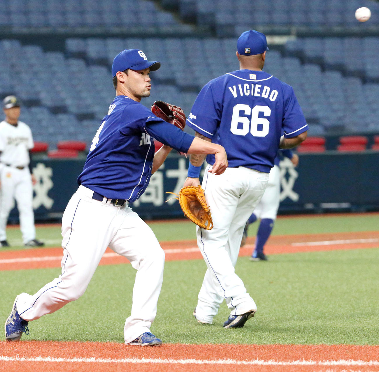 オリックス対中日　4回裏オリックス無死一塁、福谷浩司（左）は安達了一の送りバントを捕球し一塁へ送球する（撮影・上山淳一）