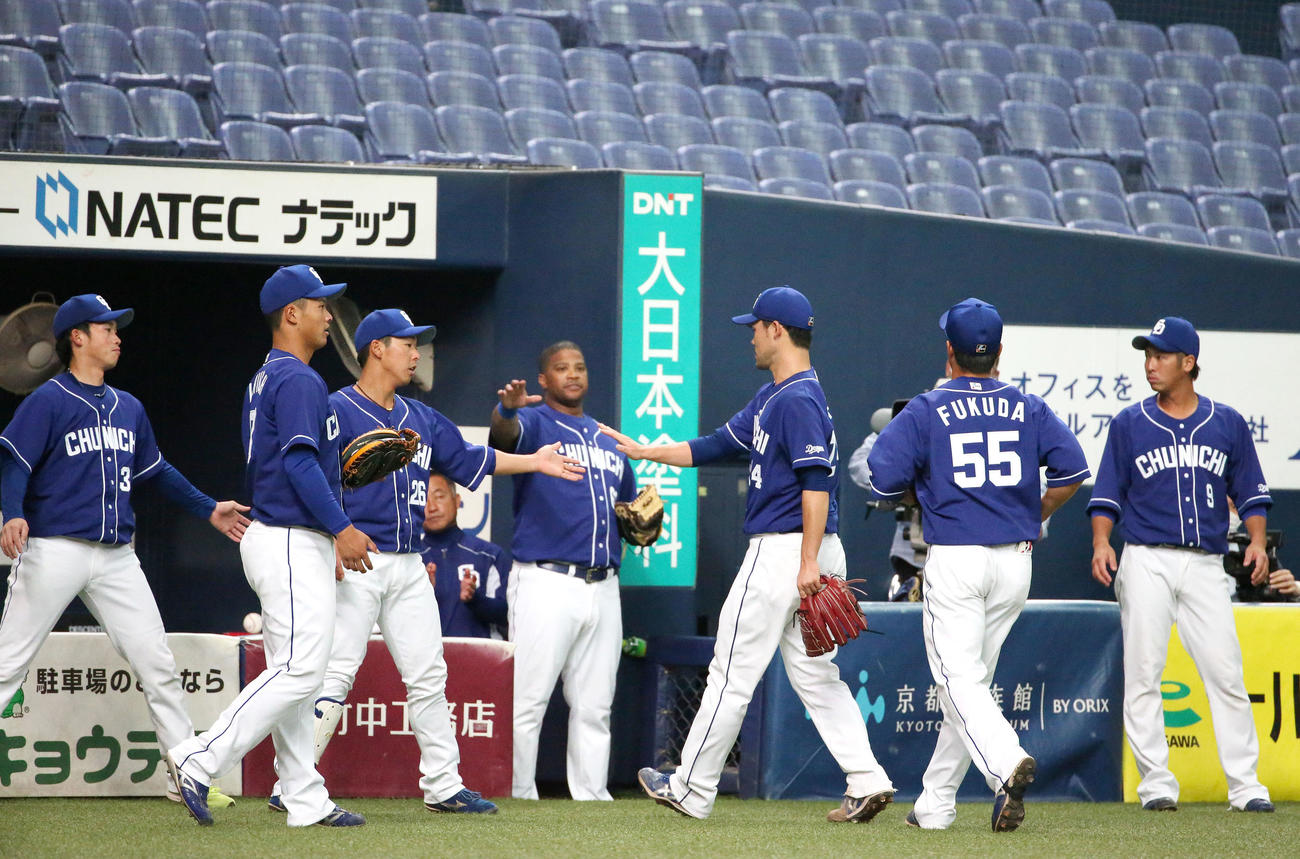 オリックス対中日　力投の福谷（右から3人目）を出迎える中日の選手たち（撮影・上山淳一）