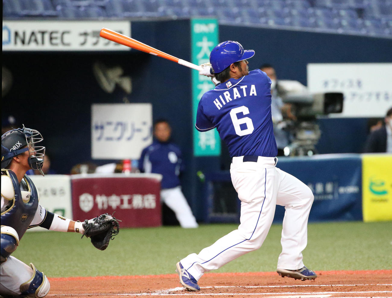 オリックス対中日　6回表中日無死一塁、平田良介は左に適時二塁打を放つ（撮影・上山淳一）
