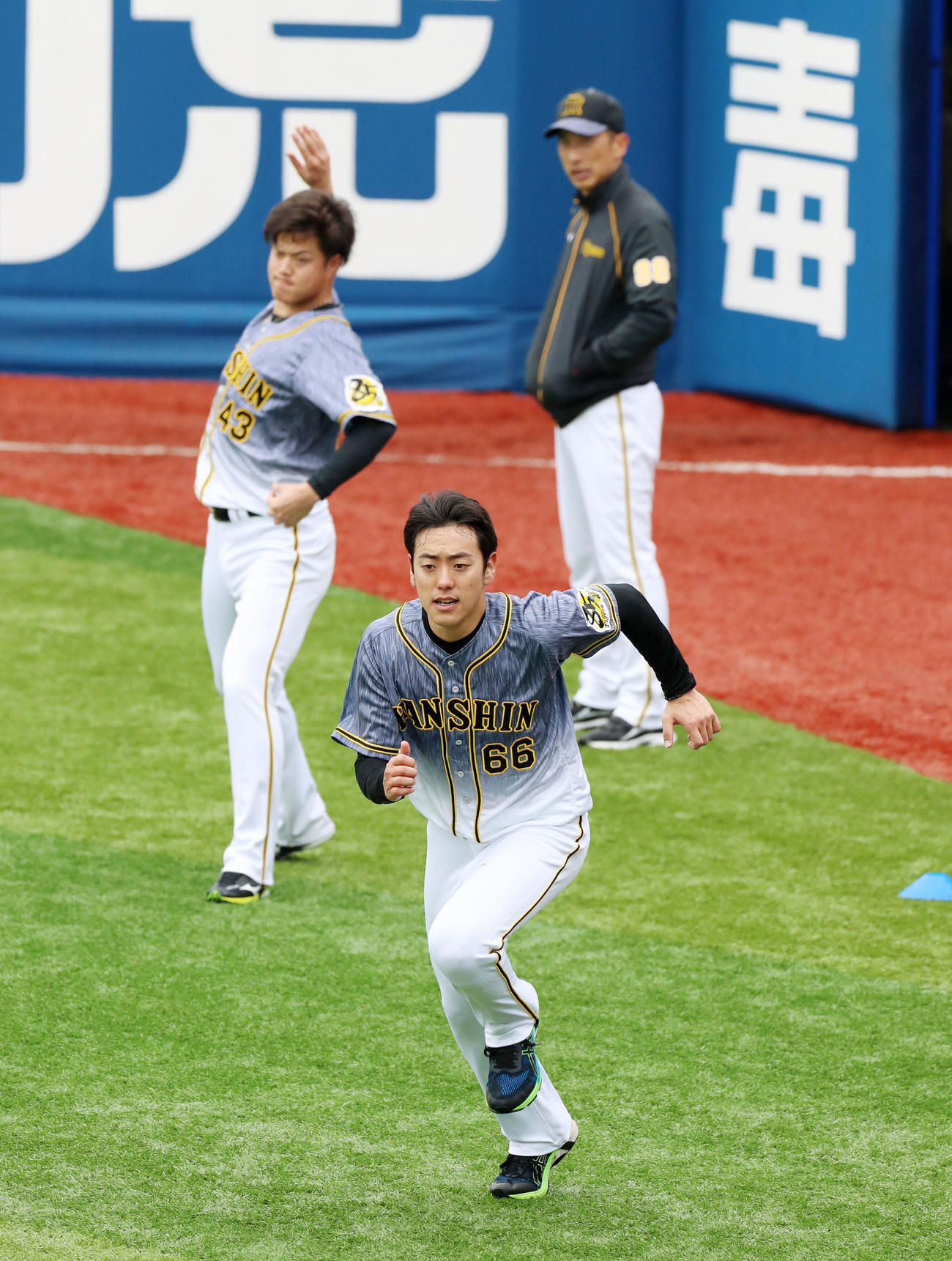 矢野監督（右）が見守る中、外野でダッシュする小川（撮影・加藤哉）