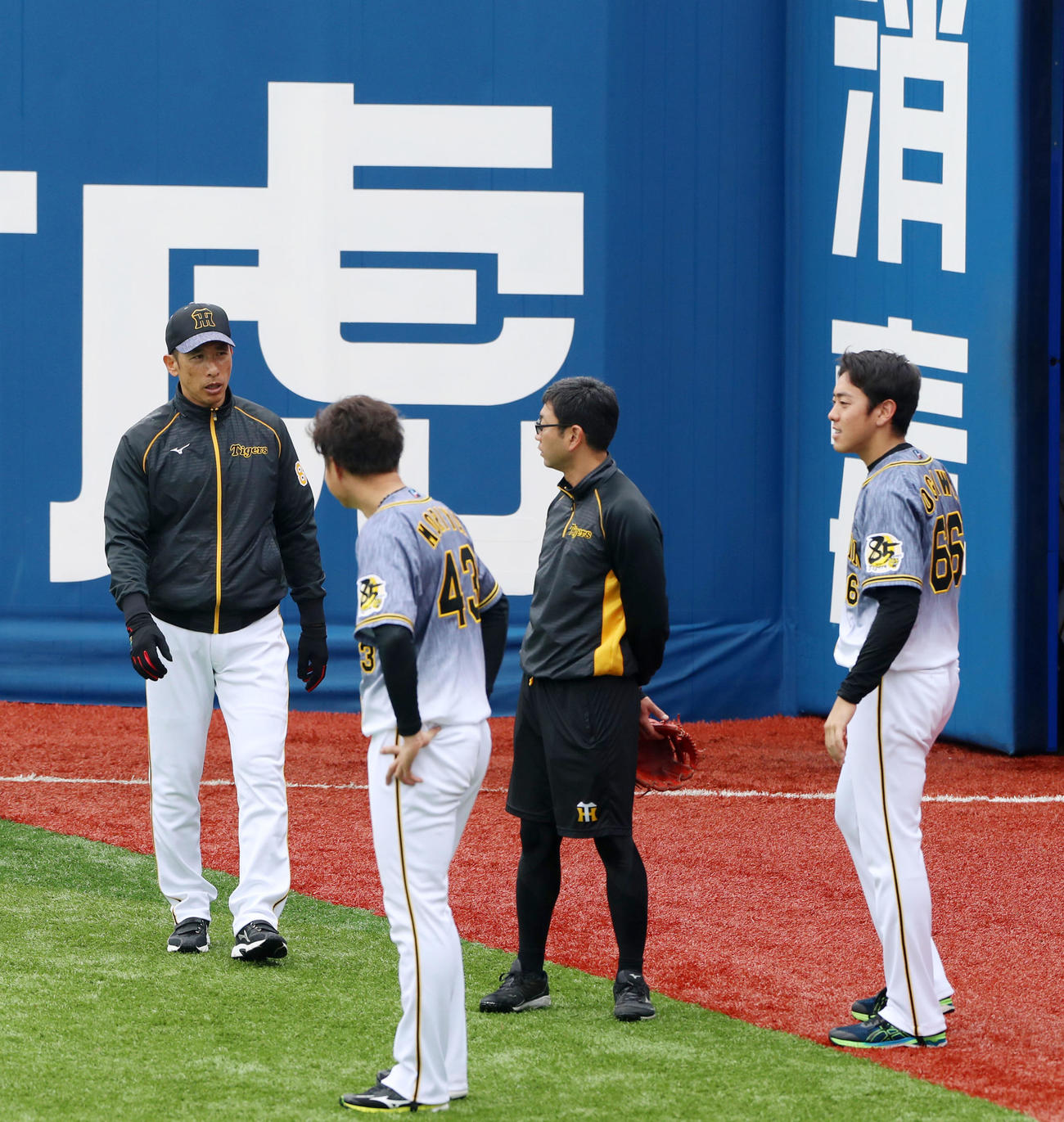 外野で小川（右）に声を掛ける矢野監督（撮影・加藤哉）