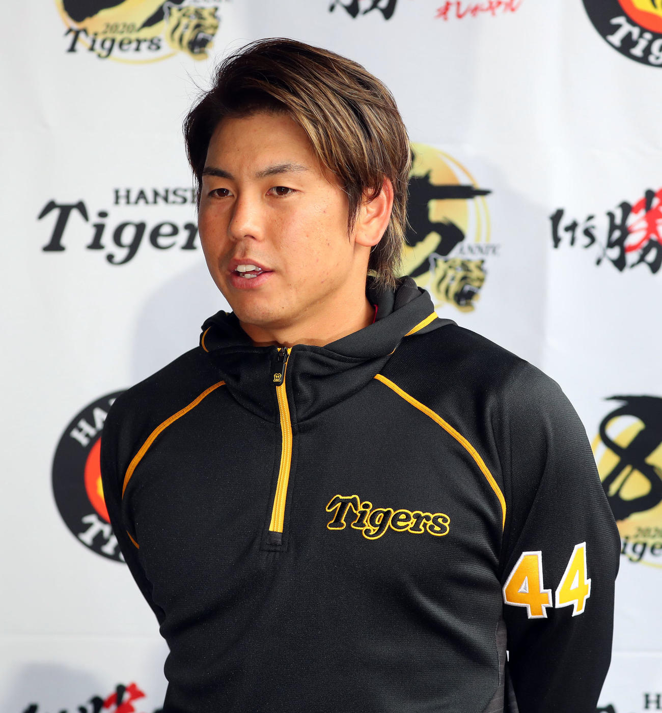 取材対応する阪神梅野（撮影・大野祥一）