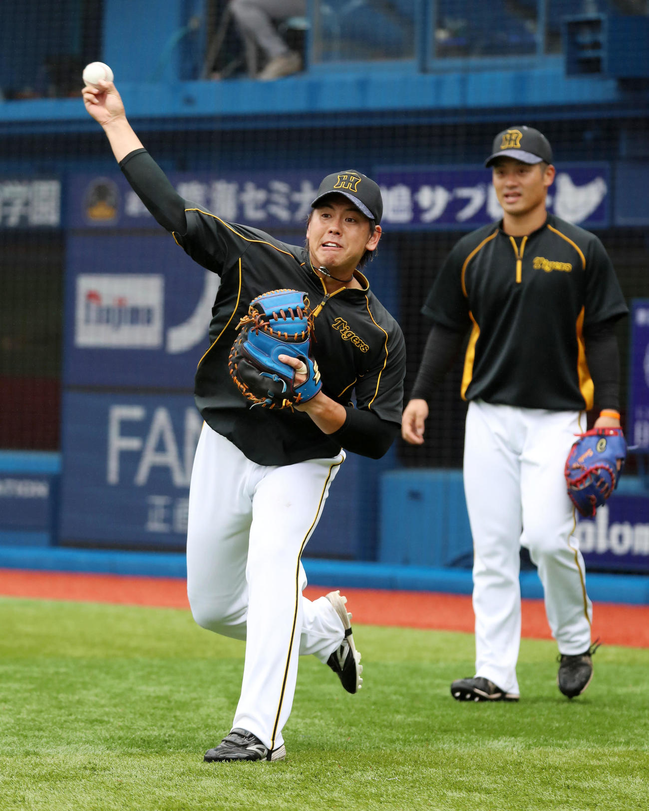 坂本（右）らと送球練習を行う梅野（撮影・加藤哉）