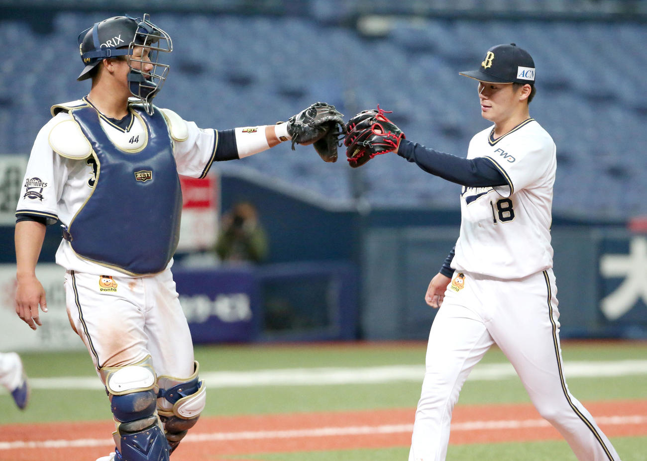オリックス対中日　6回を投げ終えた山本（右）は頓宮とグラブタッチ（撮影・上山淳一）
