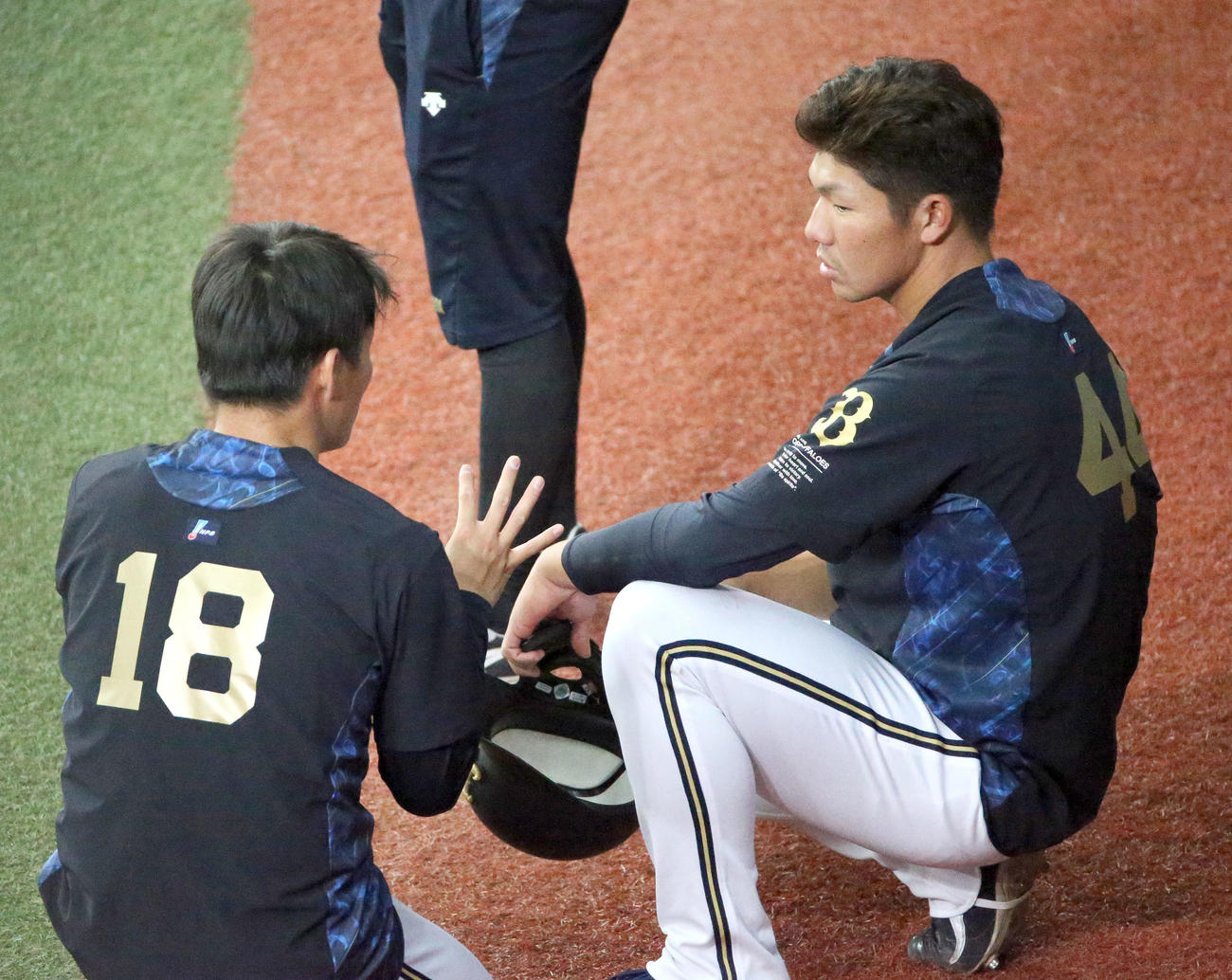 オリックス対中日　試合前の練習でサインの確認をする山本由伸（左）と頓宮裕真（撮影・上山淳一）