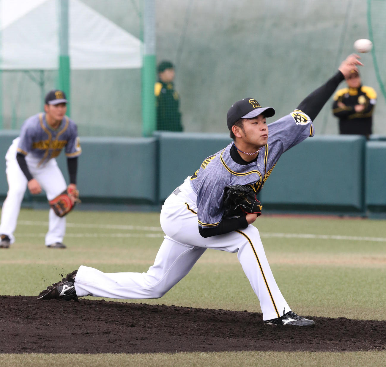 先発で4回1失点と力投した阪神高橋遥人（撮影・菊川光一）
