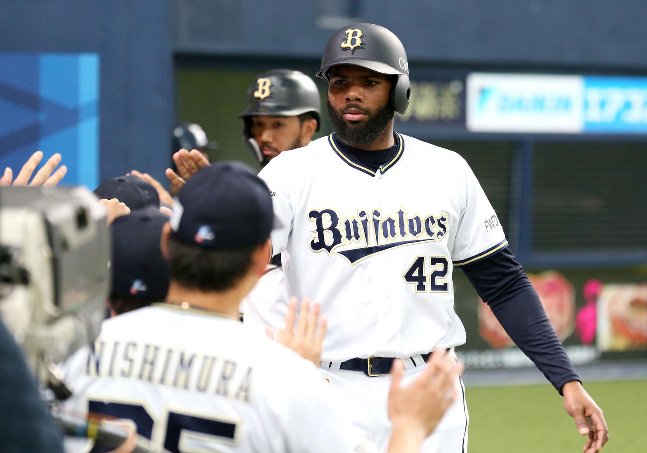 2回裏オリックス1死二、三塁、ロドリゲス（右）は頓宮の左前2点適時打で生還してハイタッチ（撮影・上山淳一）