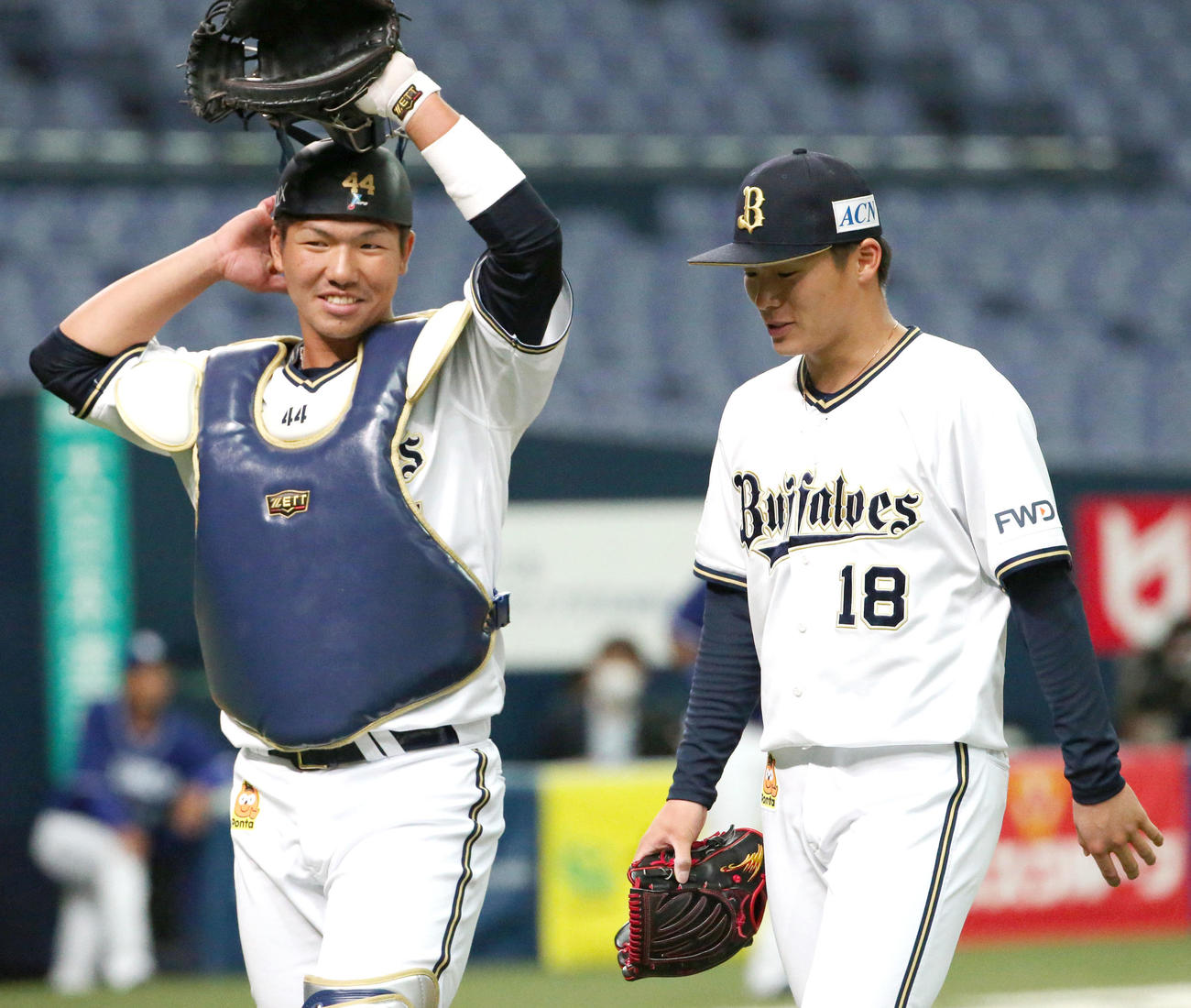 オリックス対中日　2回裏を終えたオリックス頓宮（左）は山本と話しながらベンチに引き揚げる（撮影・上山淳一）