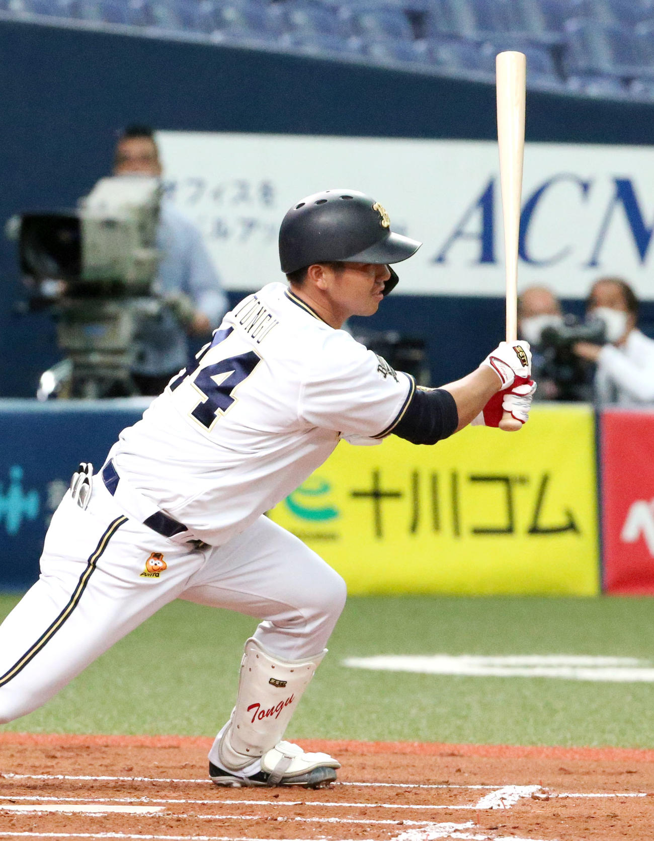 オリックス対中日　2回裏オリックス1死二、三塁、頓宮は先制の左前2点適時打を放つ（撮影・上山淳一）