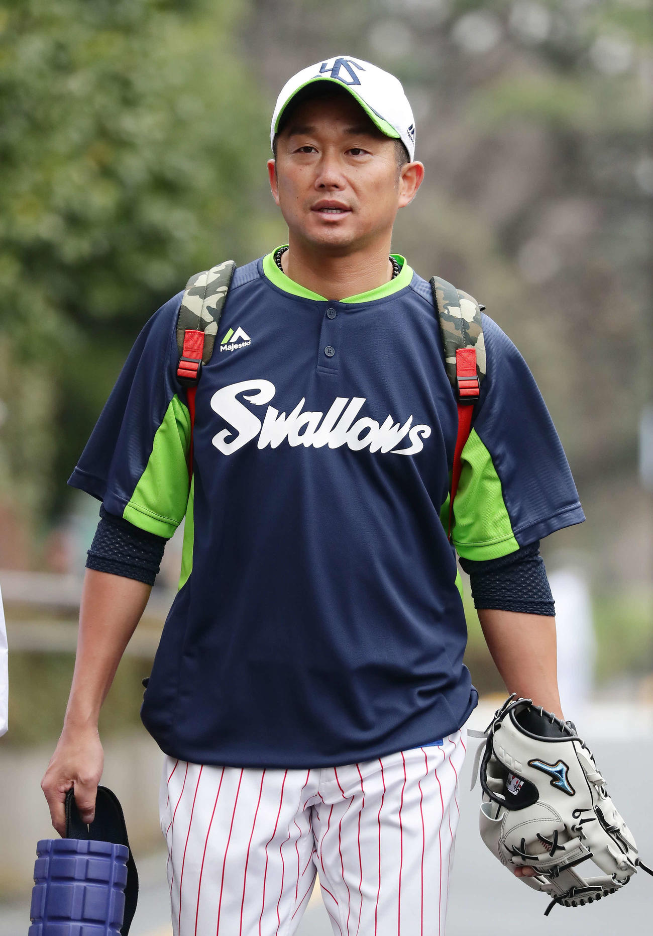 ヤクルト対広島　室内練習場から移動する開幕投手のヤクルト石川（撮影・丹羽敏通）