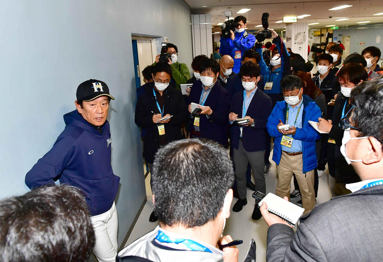 日本ハム栗山監督の会見で、新型コロナウイルス対策のため報道陣はマスク着用と対象者と離れての取材が義務付けられた（撮影・小沢裕）