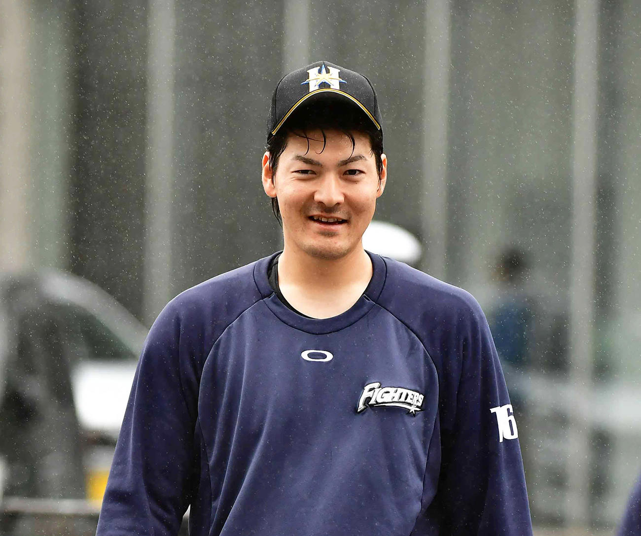 ロッテ戦の試合前の練習を終え雨の中を引き揚げる日本ハム有原（撮影・小沢裕）