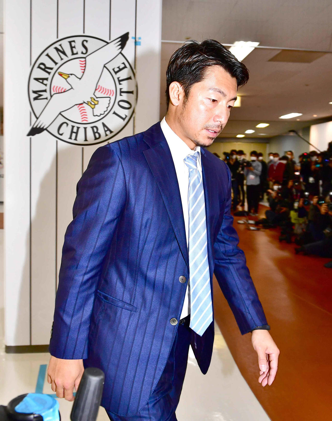 入団会見のためZOZOマリンスタジアムを訪れたロッテ鳥谷（撮影・小沢裕）