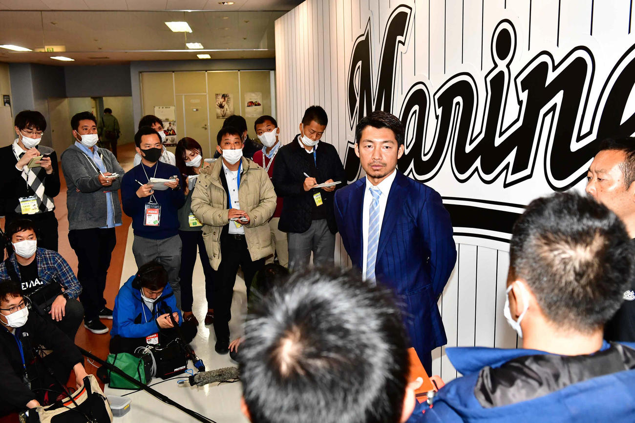 ZOZOマリンスタジアムで入団会見に臨むロッテ鳥谷（撮影・小沢裕）