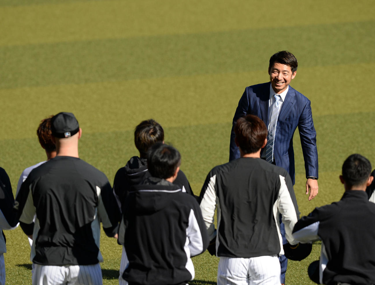ロッテ対日本ハム　チームメートにあいさつするロッテ鳥谷（撮影・横山健太）