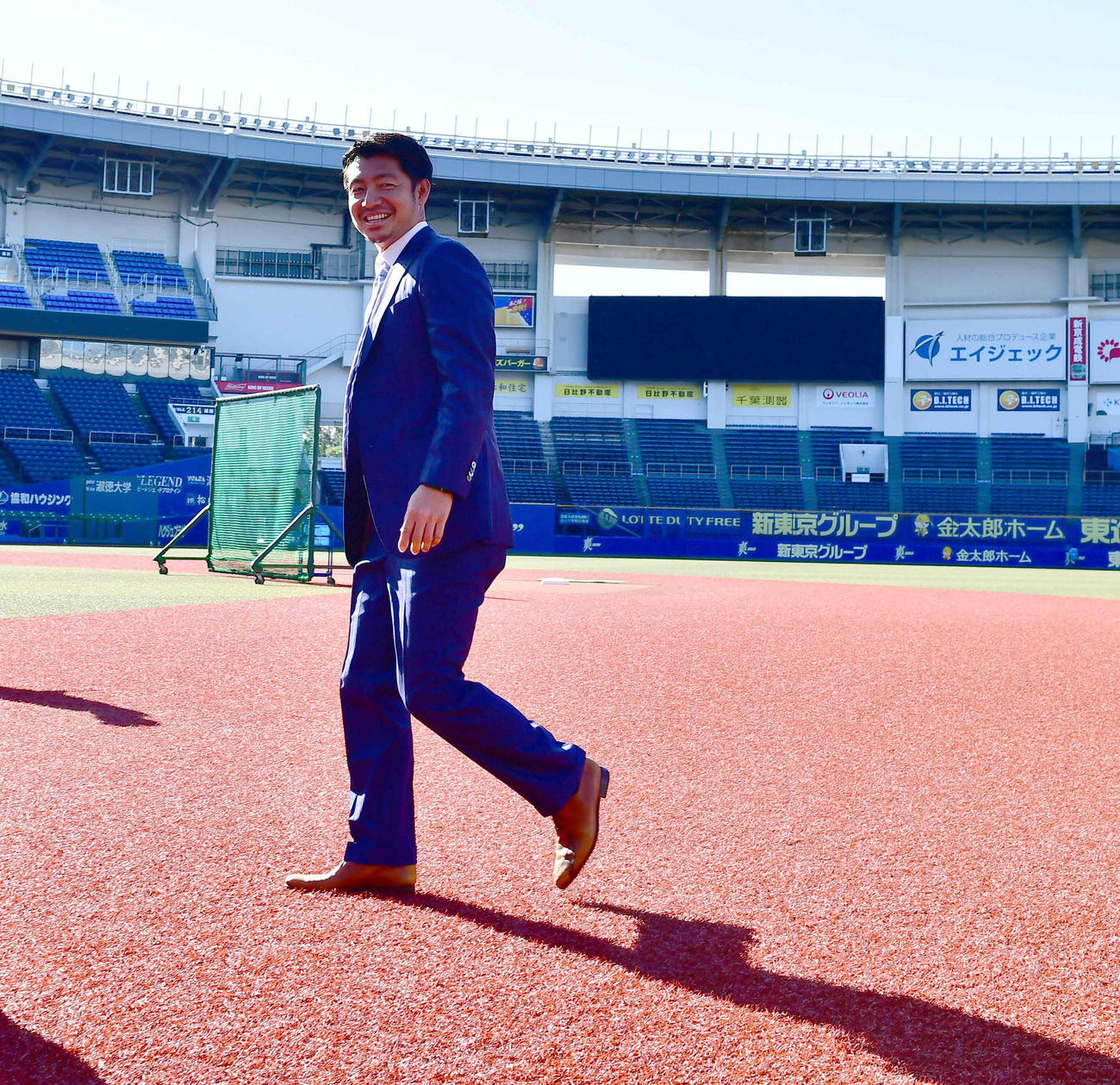 入団会見の前に試合前練習中の投手陣にあいさつするためグラウンド入りしたロッテ鳥谷（撮影・小沢裕）
