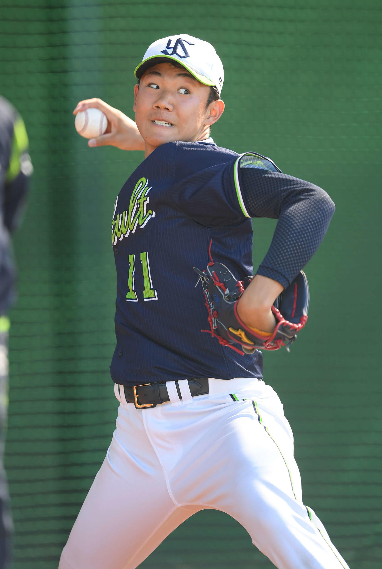 ブルペンで力投するヤクルト奥川（撮影・鈴木みどり）