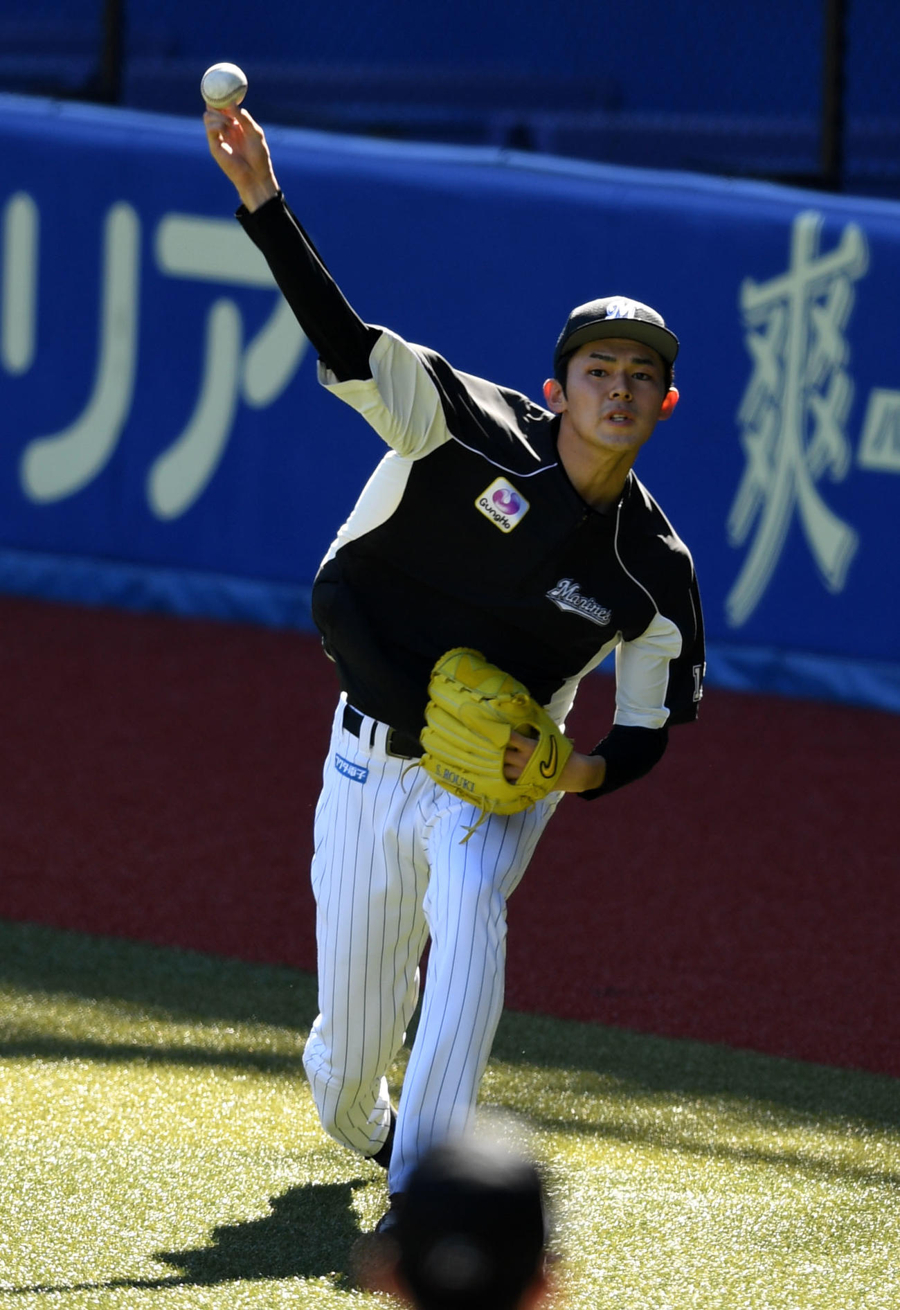 ロッテ対日本ハム　キャッチボールするロッテ佐々木朗（撮影・横山健太）