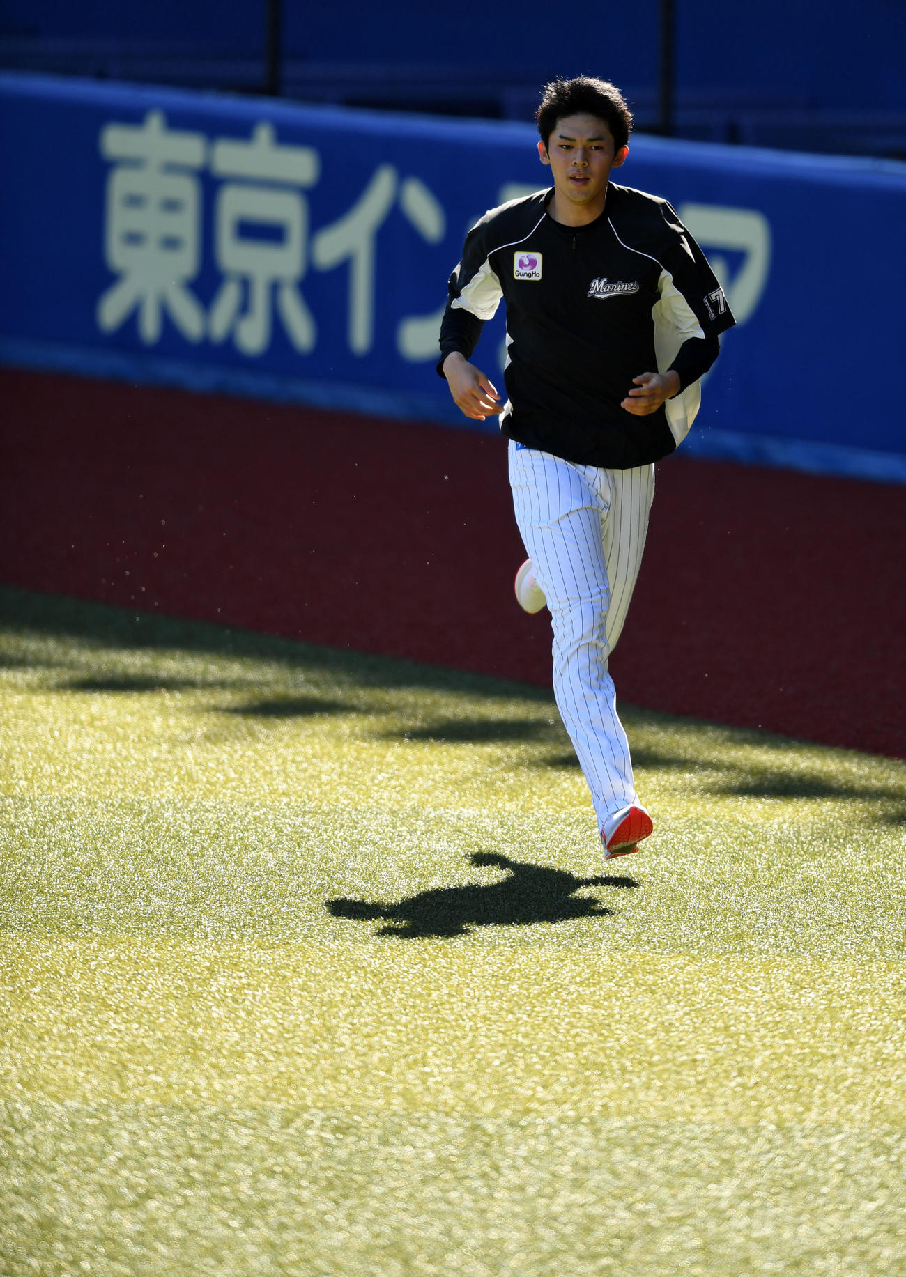 ロッテ対日本ハム　ダッシュするロッテ佐々木朗（撮影・横山健太）
