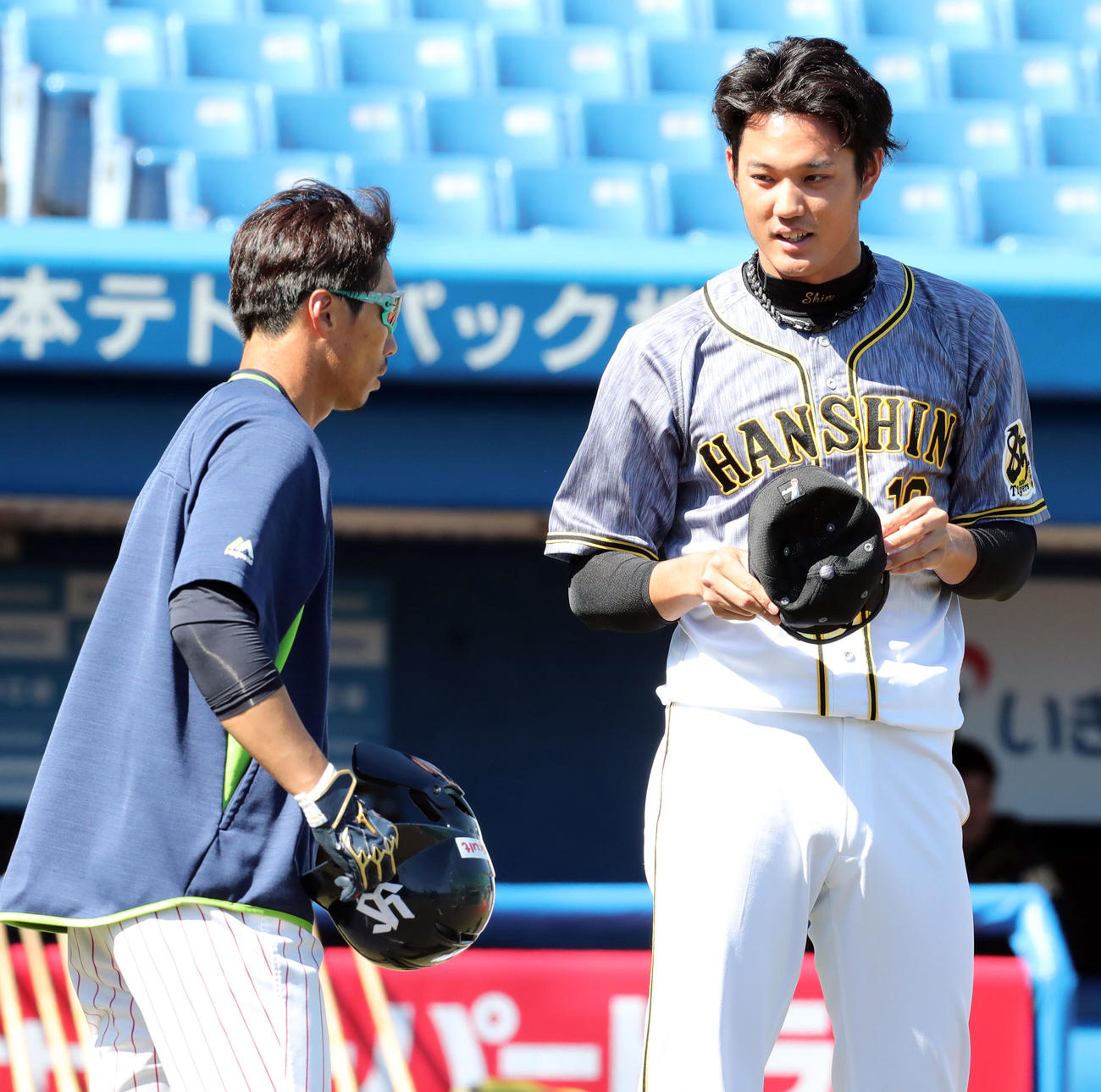ヤクルト対阪神　試合前、ヤクルト上田（左）にあいさつする阪神藤浪（撮影・垰建太）
