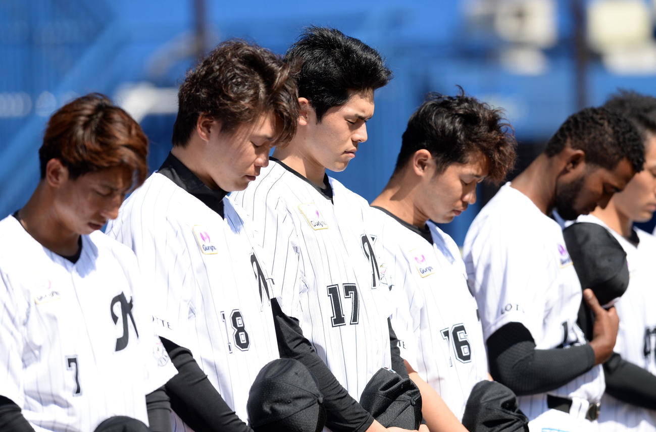 ロッテ対日本ハム　試合前、黙とうするロッテ佐々木朗（中央）（撮影・横山健太）
