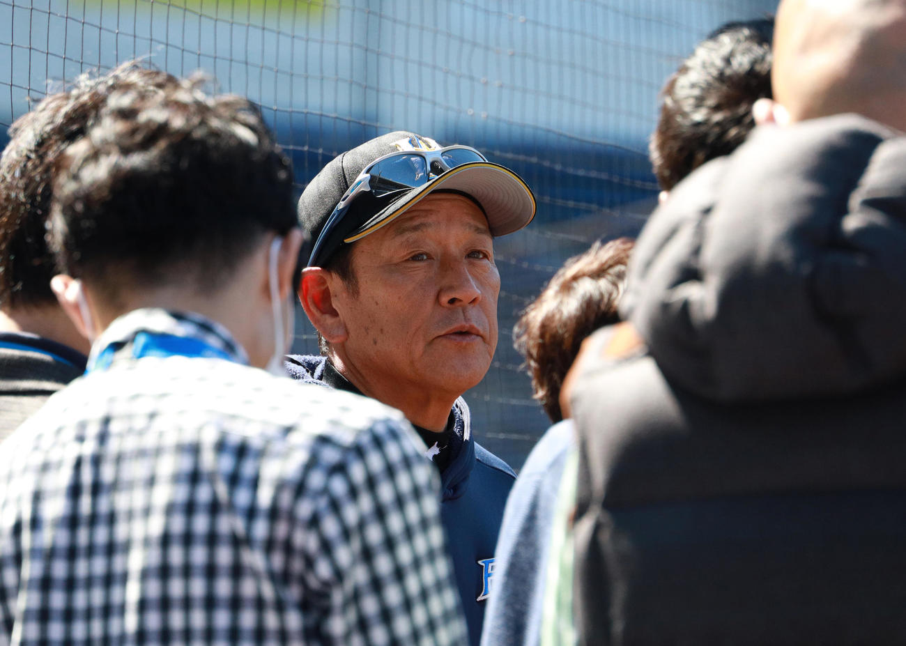 試合前、囲み会見する日本ハム栗山監督（撮影・中島郁夫）