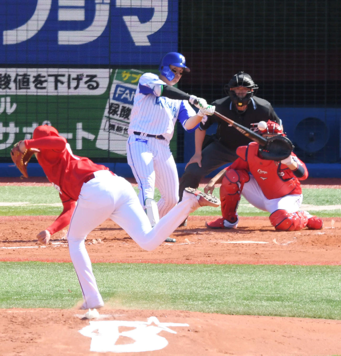 DeNA対広島　3回裏DeNA無死一、二塁、佐野は中越えに先制の3点本塁打を放つ。先発遠藤、捕手坂倉（撮影・加藤諒）