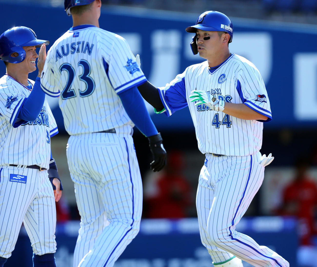 DeNA対広島　3回裏DeNA無死一、二塁、3点本塁打を放ち、柴田（左）、オースティン（左から2人目）とハイタッチする佐野（撮影・大野祥一）