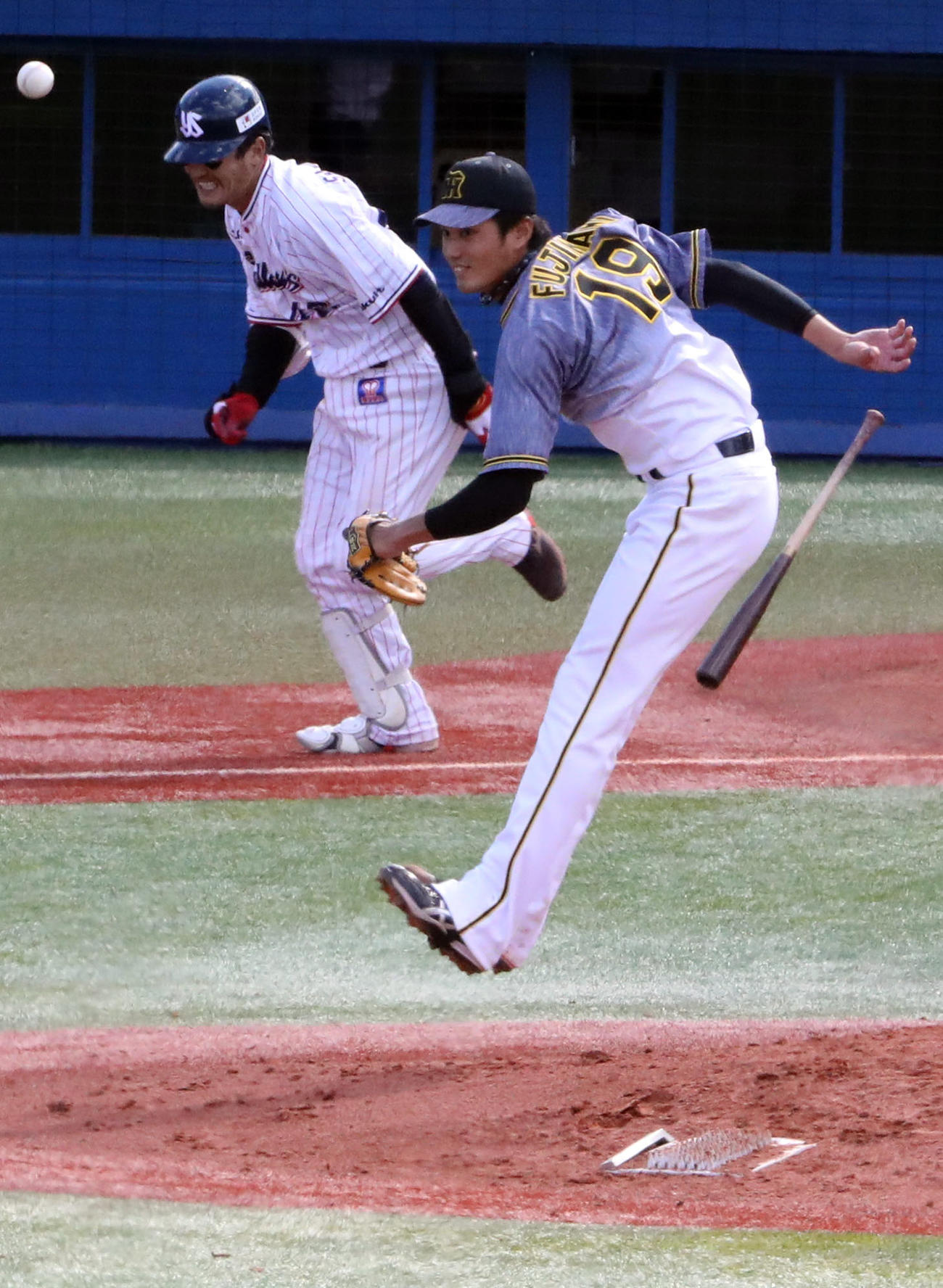 ヤクルト対阪神　3回裏ヤクルト1死、二ゴロに打ち取られる坂口。投手藤浪（撮影・狩俣裕三）