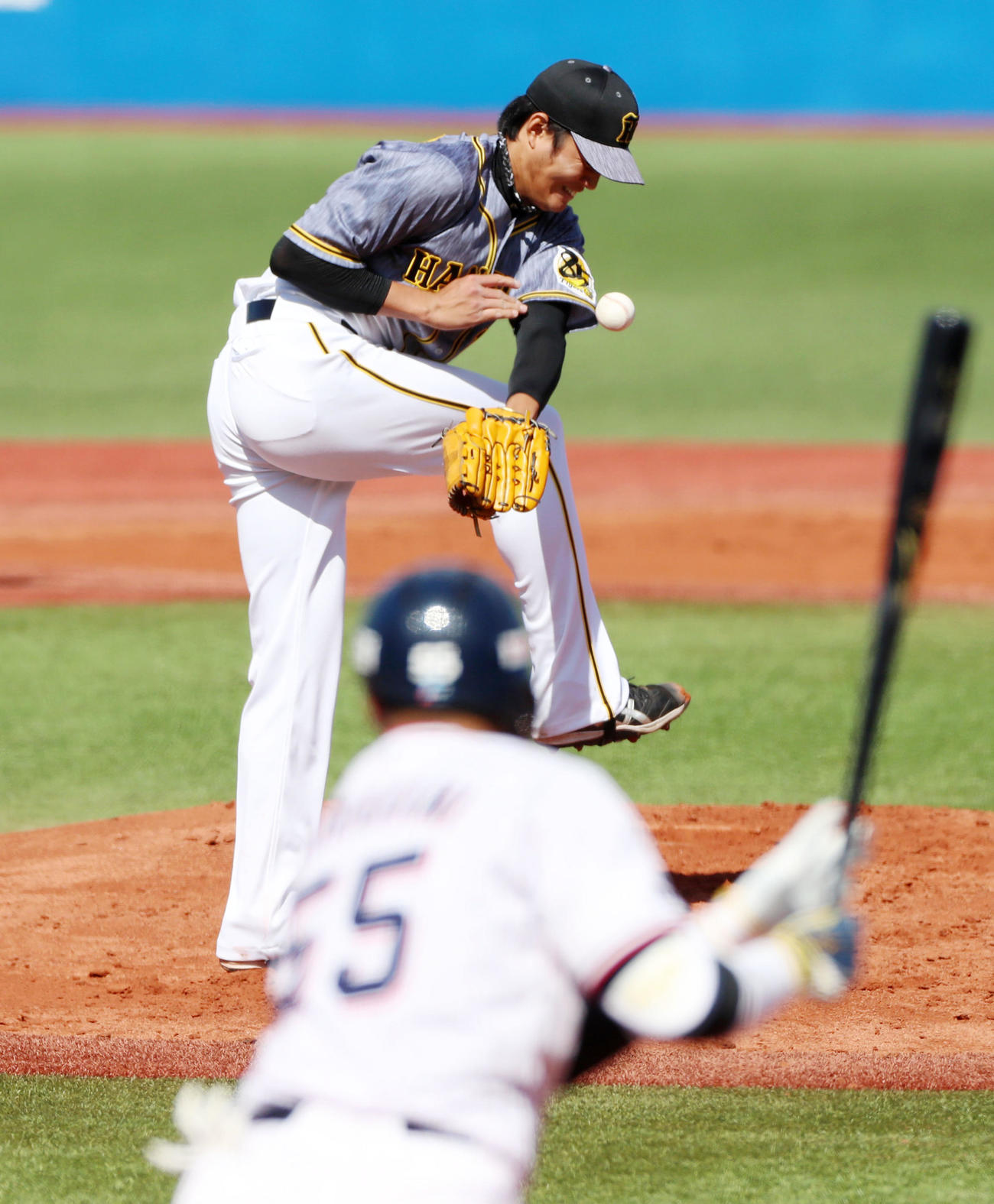 ヤクルト対阪神　1回裏ヤクルト2死一塁、藤浪は村上の打球が腹部に当たる（撮影・加藤哉）