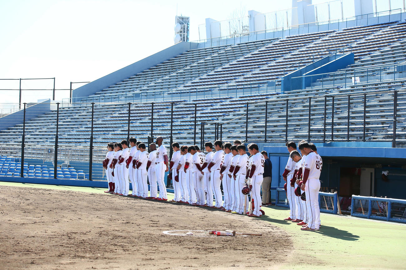 楽天対西武　試合を中断し、東日本大震災発生時刻の午後2時46分、黙とうをささげる楽天ナイン（撮影・足立雅史）