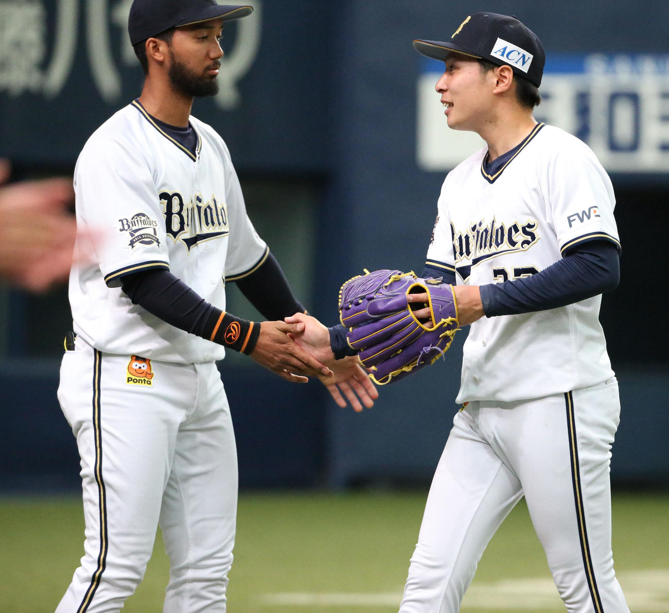オリックス対中日　5回を投げ終えた村西（右）を出迎える宗らオリックスベンチ（撮影・上山淳一）