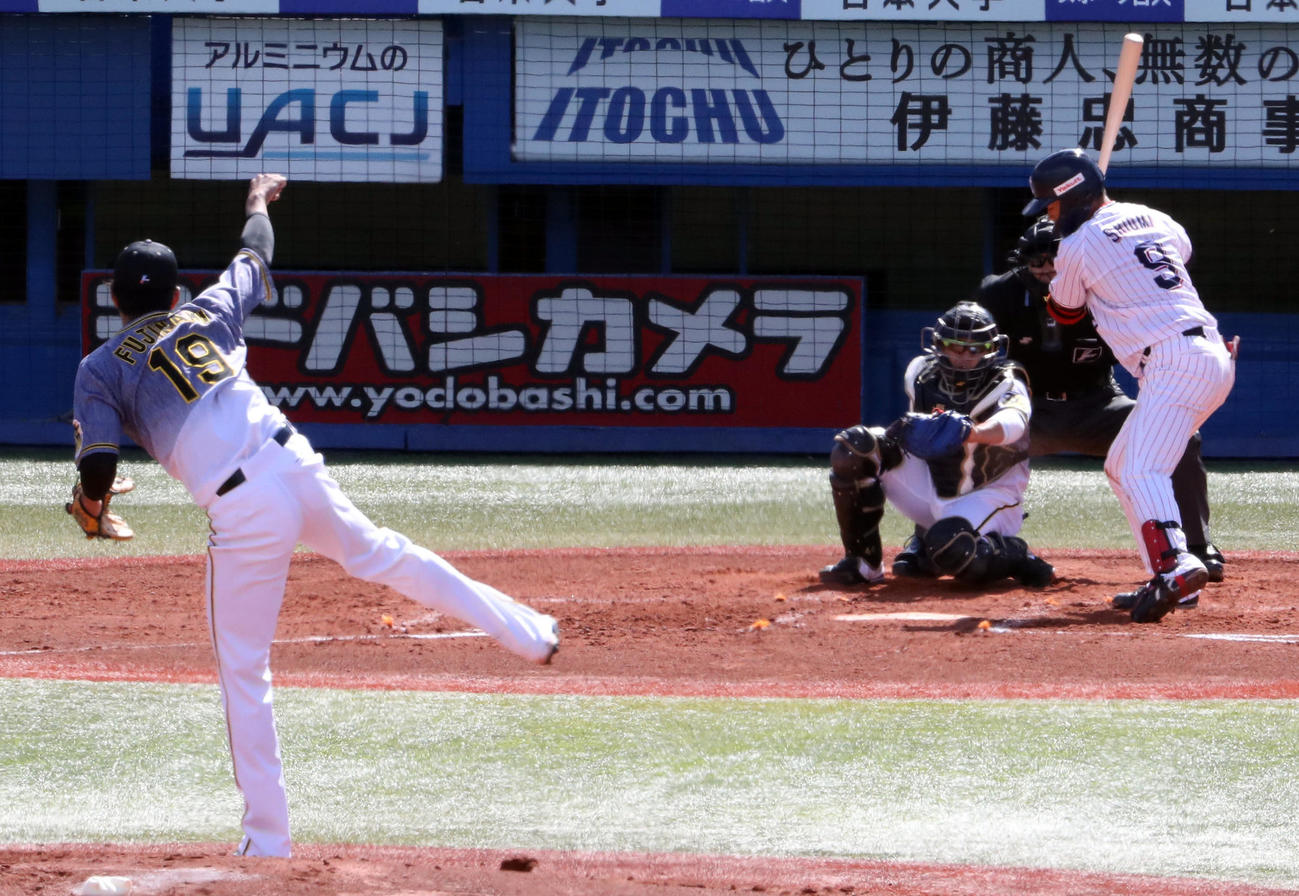 ヤクルト対阪神　1回裏ヤクルト2死一塁、見逃し三振に倒れる塩見。投手藤浪（撮影・狩俣裕三）