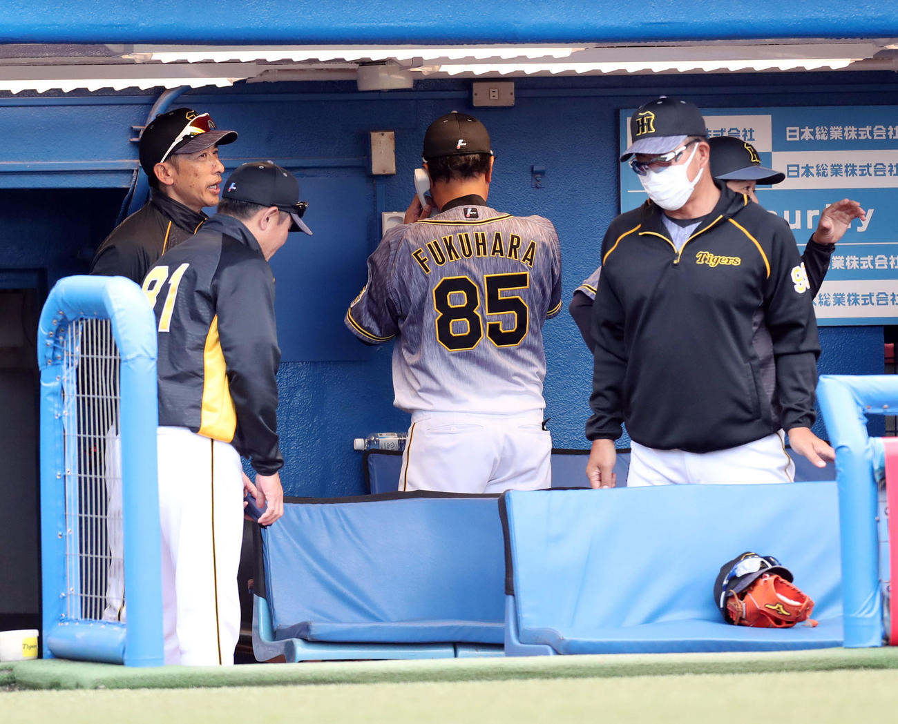 ヤクルト対阪神　5回裏、阪神2番手小川がヤクルトの攻撃を無失点に抑え笑みを浮かべる矢野監督（左）（撮影・垰建太）