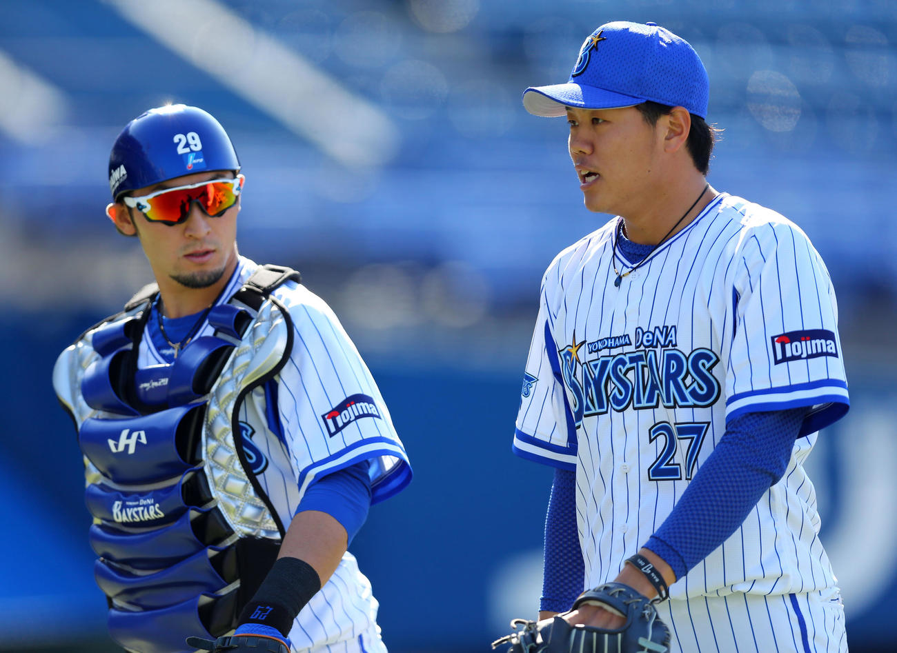 DeNA対広島　5回表を無失点に抑えたDeNA上茶谷（右）は伊藤光と話しながらベンチに戻る（撮影・大野祥一）