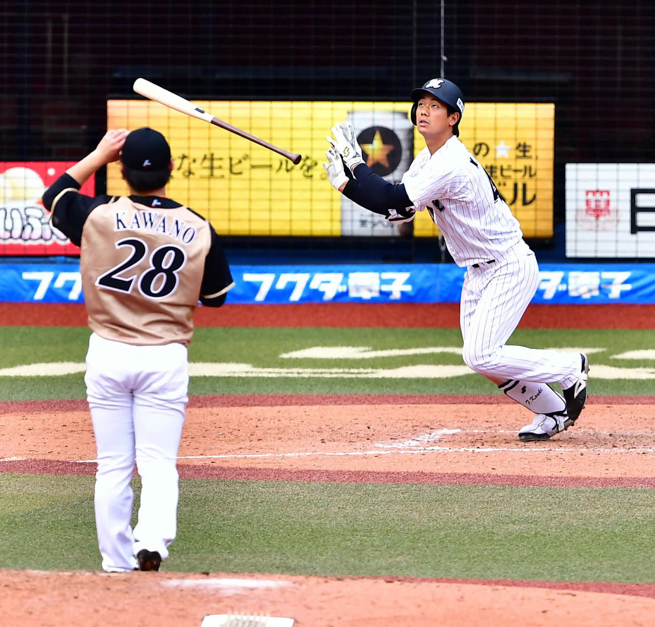 ロッテ対日本ハム　9回裏ロッテ無死、福田光は日本ハム河野（左）から右越えソロ本塁打を放つ（撮影・小沢裕）