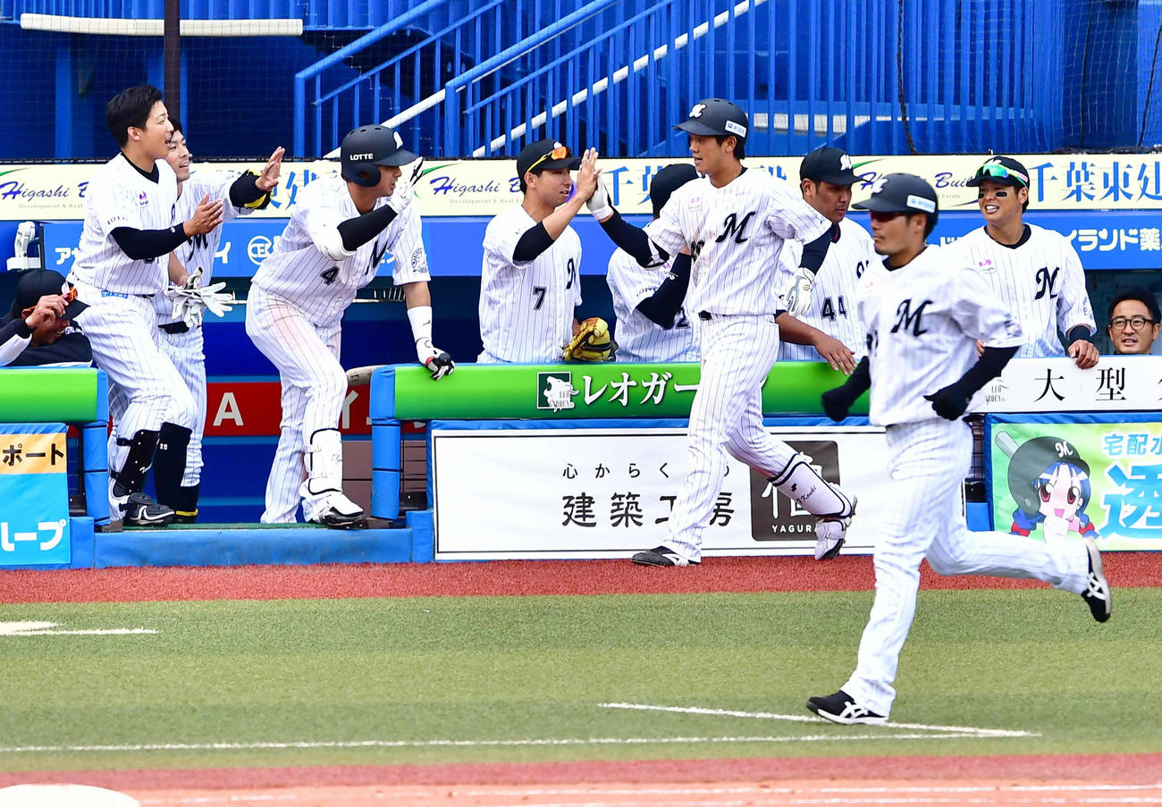 ロッテ対日本ハム　9回裏ロッテ無死、福田光（中央）は右越えソロ本塁打を放ちベンチのナインの祝福を受ける（撮影・小沢裕）