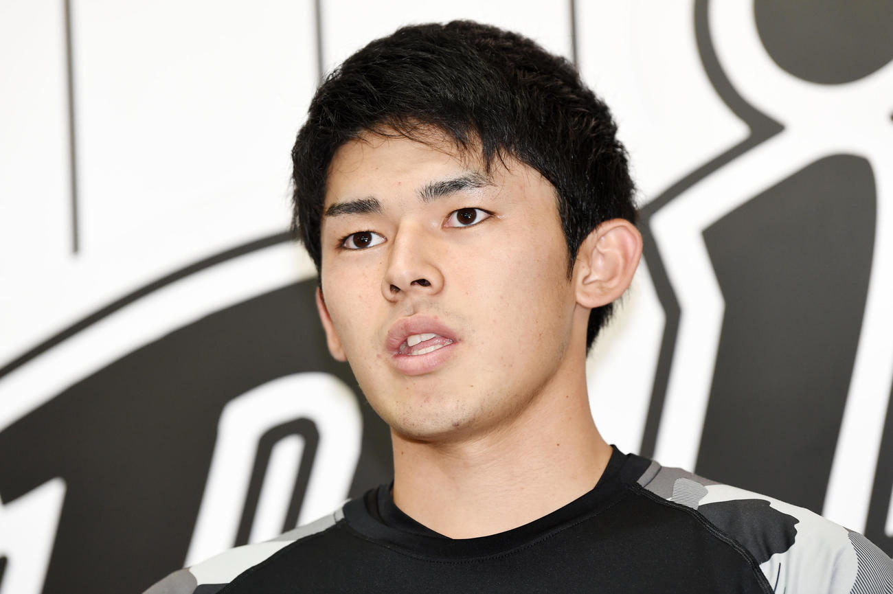ロッテ対日本ハム　震災について語るロッテ佐々木朗（撮影・横山健太）