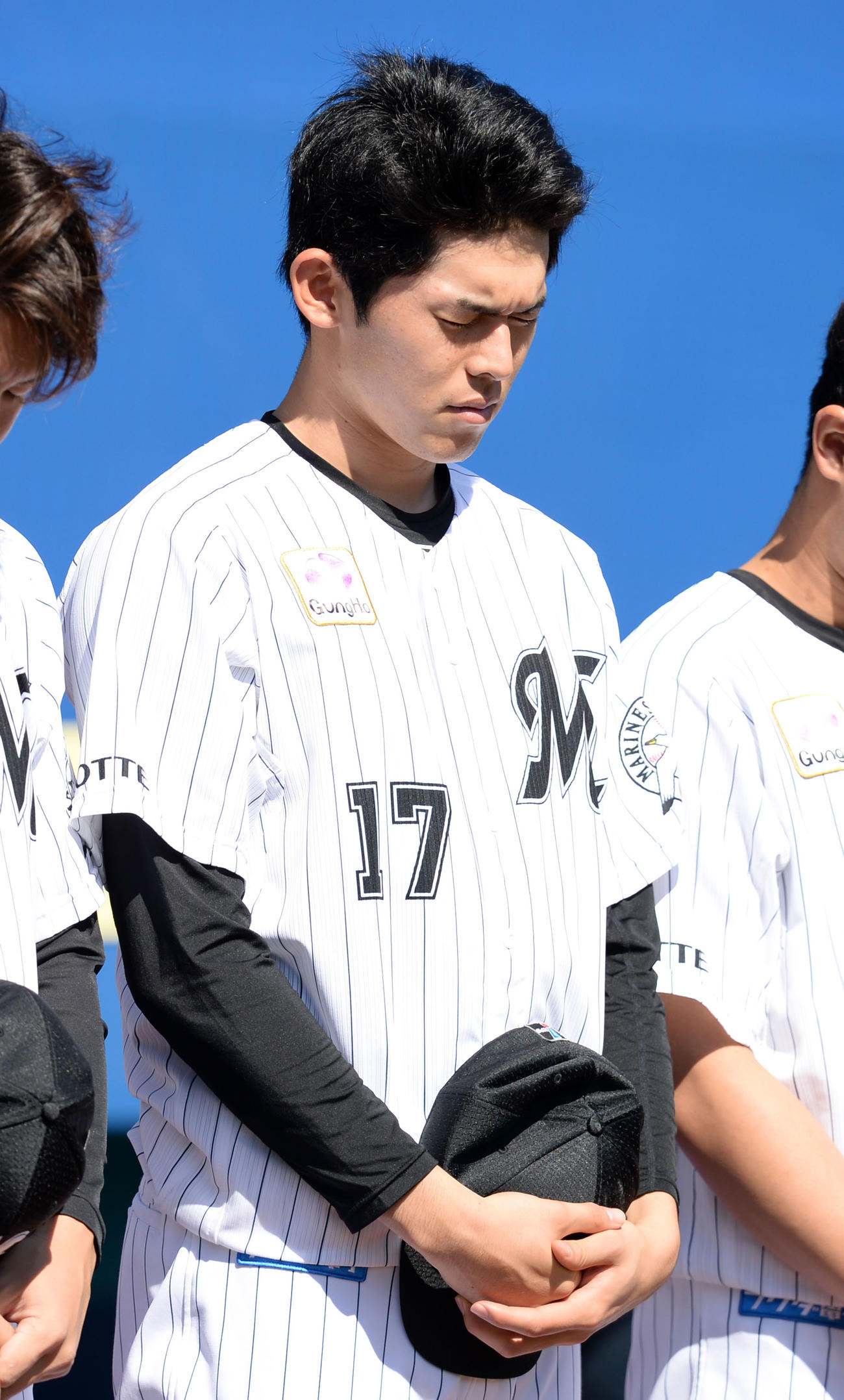 ロッテ対日本ハム　試合前、黙とうするロッテ佐々木朗（撮影・横山健太）
